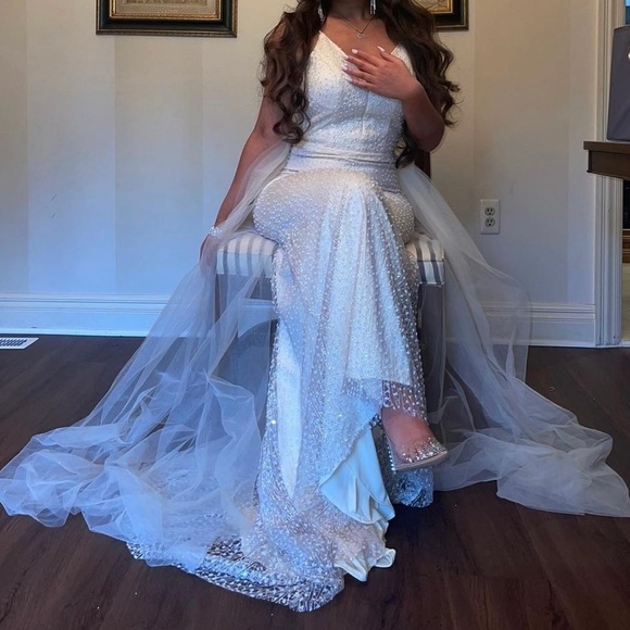 PROM/WEDDING DRESS SIZE SMALL - Picture 2 of 5